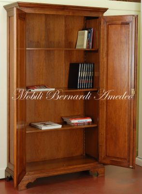 Libreria stile classico costruita in legno massello di noce con 2 porte chiuse e ripiani spostabili